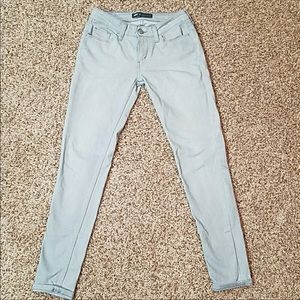 Light gray Levi’s jeans